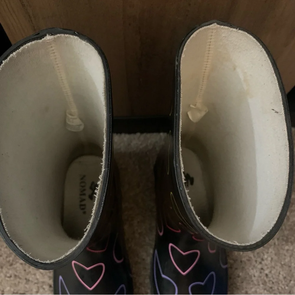 Nomad girls size 1 Heart Pattern Kids Rain Boots